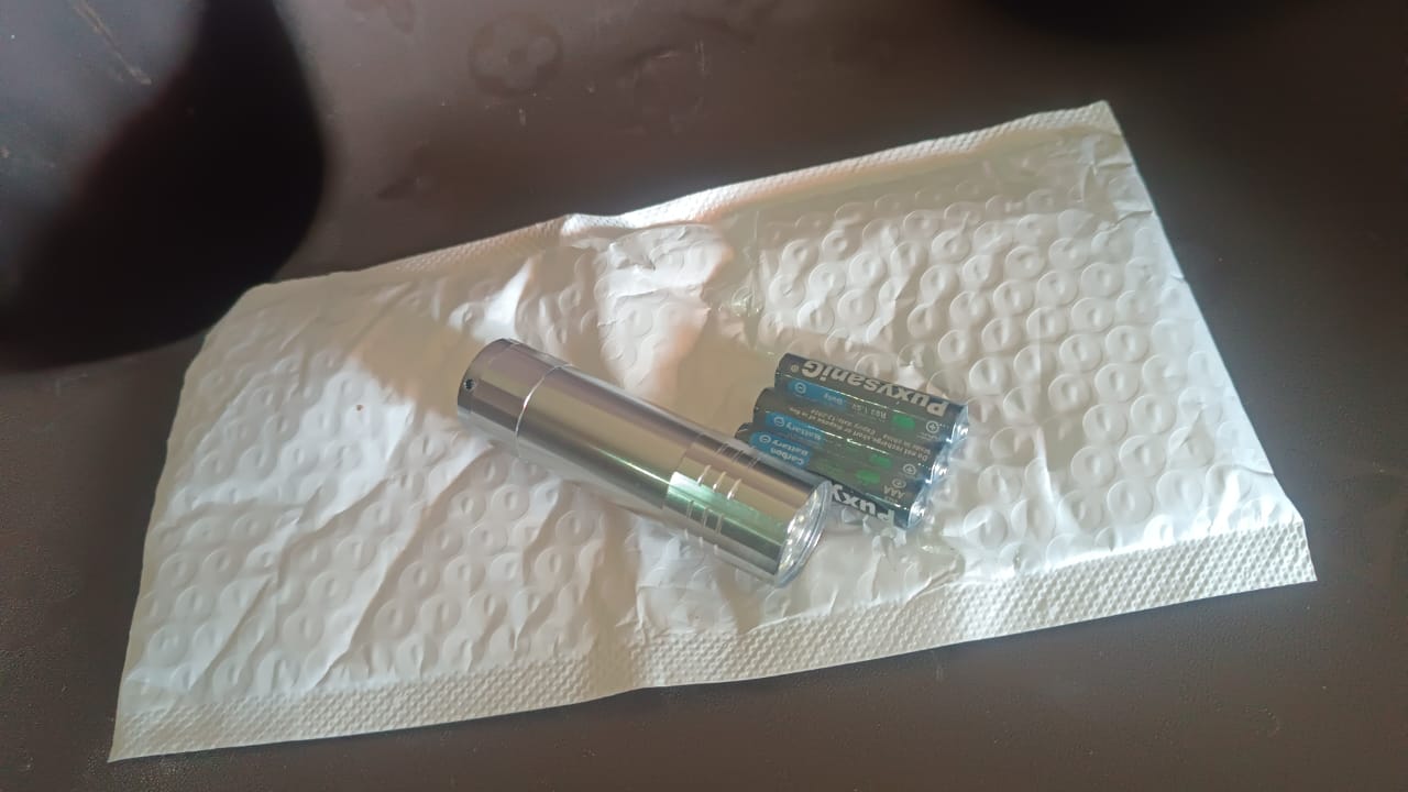 Portable Mini Torch, Super-Bright Mini 6 LED Bulb Pocket Torches - Small Keyring Torch Flashlight for Camping, Hiking, DIY, Travelling, Outdoors and More 3 Battery operated (Battery not included / 1 pc / Mix Color )