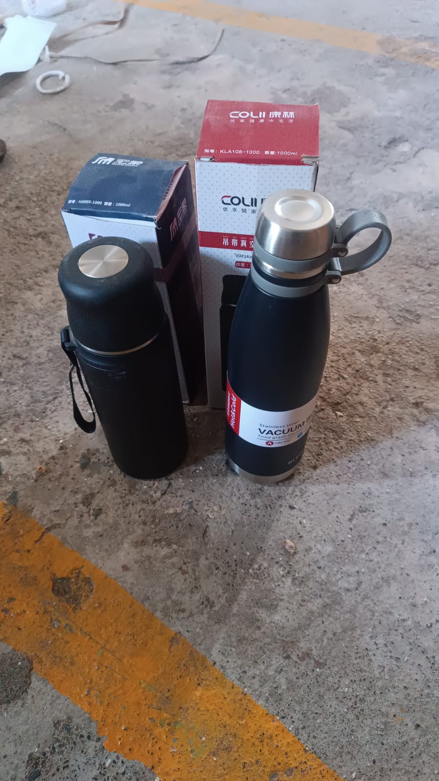 Stainless Steel Vaccum Insulation Water Bottle (1000ml Approx / Mix Design)